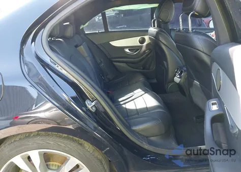 2018 Mercedes-Benz C 300 z USA, uszkodzony, nr VIN 55SWF4JB5JU277731